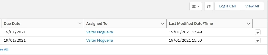 Histórico de atividades de um registro no Salesforce, com a data e o responsável de cada tarefa e o botão Log a Call