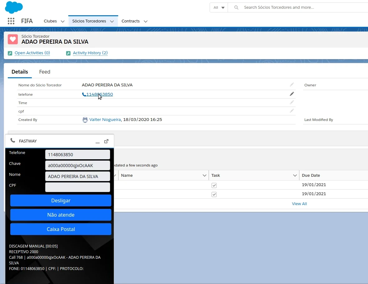 Registro de um cliente aberto no Salesforce, com o softphone da Fastway em chamada no canto inferior da tela